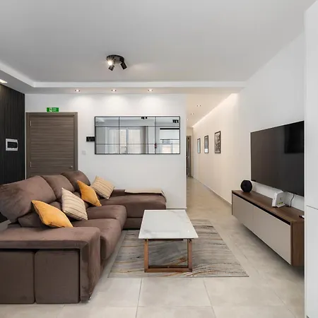 Modern 2bd With Spacious Layout & 2 Balconies - Apartment
