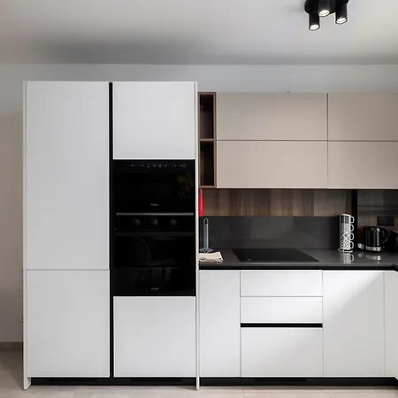 Modern 2bd With Spacious Layout & 2 Balconies - Apartman *