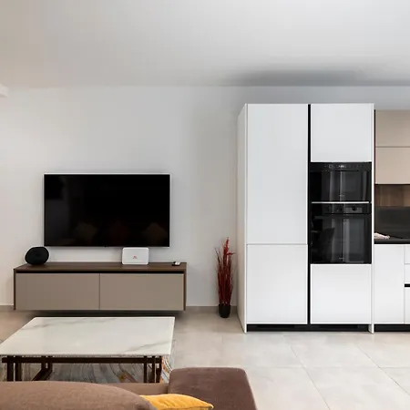 Apartment Modern 2bd With Spacious Layout & 2 Balconies - San Gwann