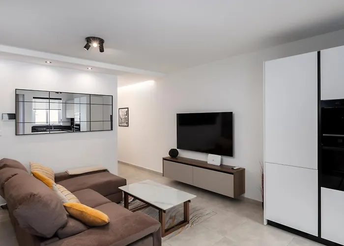 Modern 2bd With Spacious Layout & 2 Balconies - San Gwann